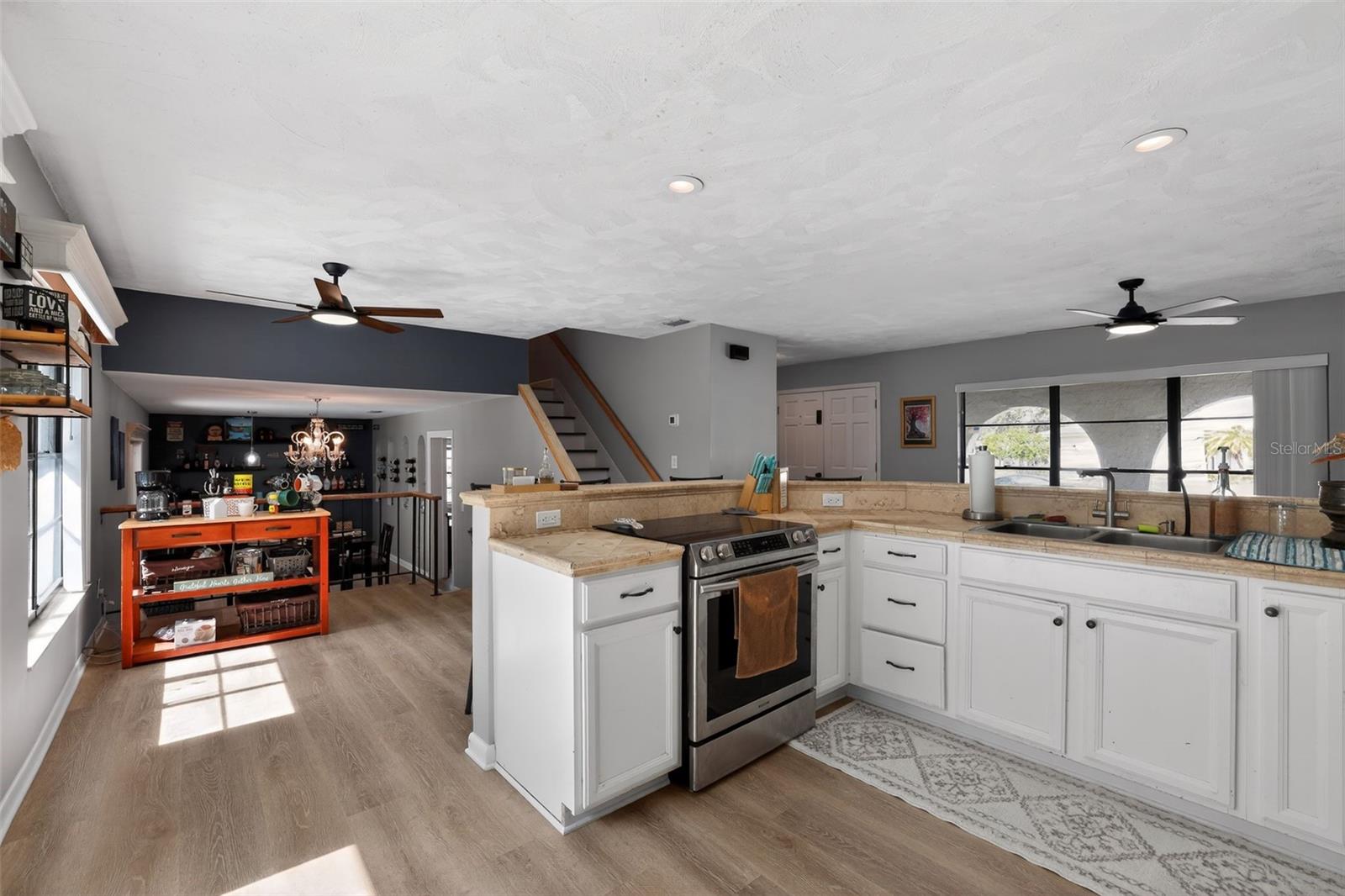 Listing photo id 10 for 4628 Cloverlawn Drive