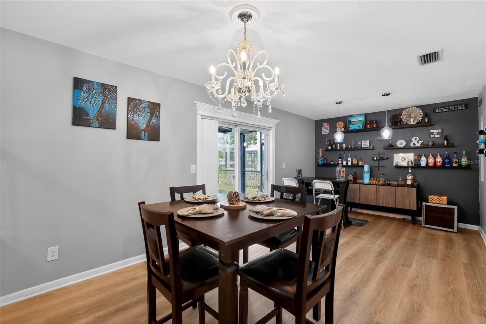 Listing photo id 19 for 4628 Cloverlawn Drive