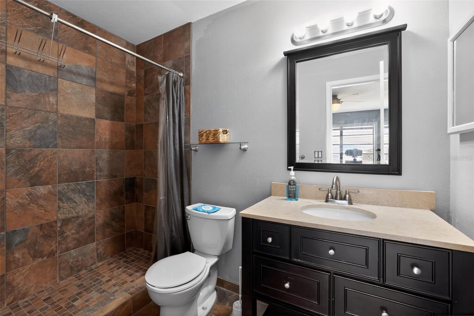 Listing photo id 24 for 4628 Cloverlawn Drive