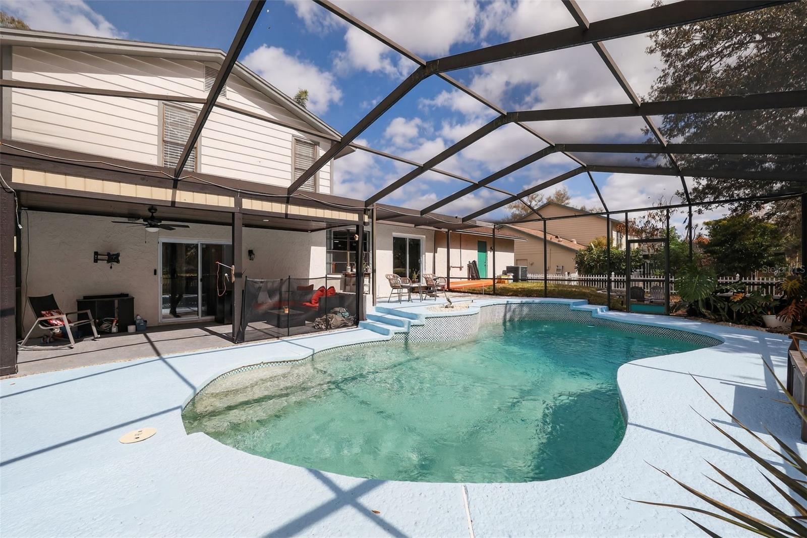 Listing photo id 3 for 4628 Cloverlawn Drive