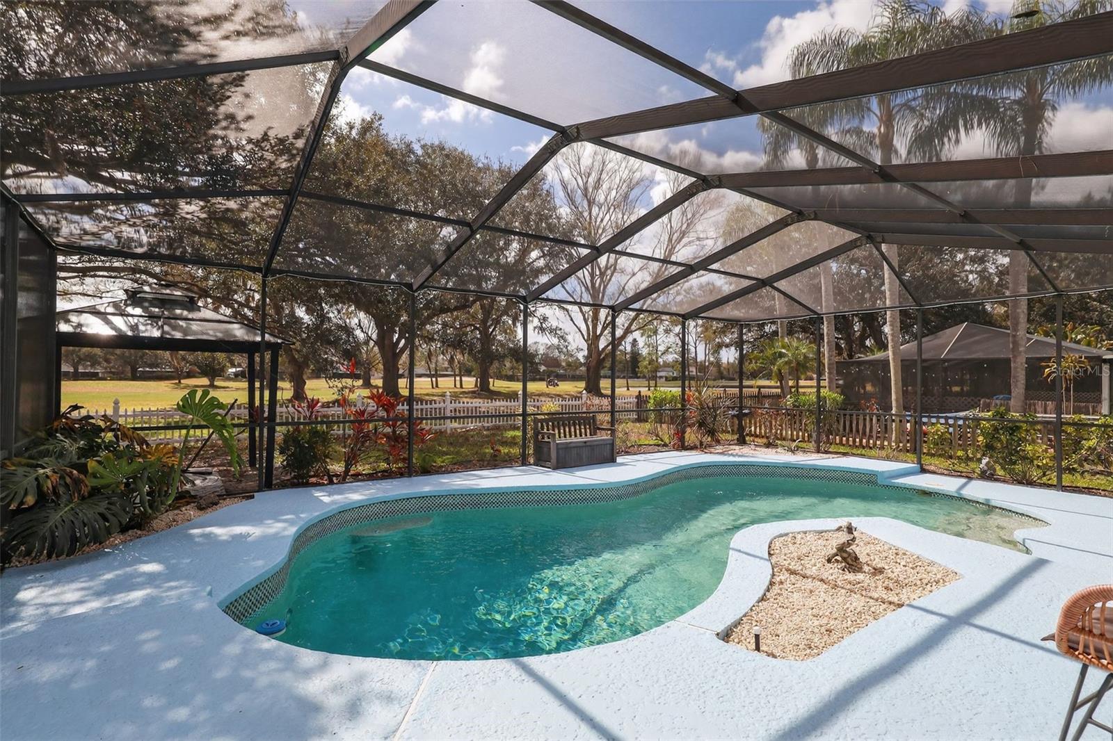 Listing photo id 4 for 4628 Cloverlawn Drive