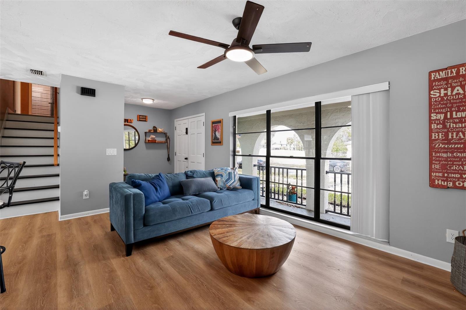 Listing photo id 6 for 4628 Cloverlawn Drive