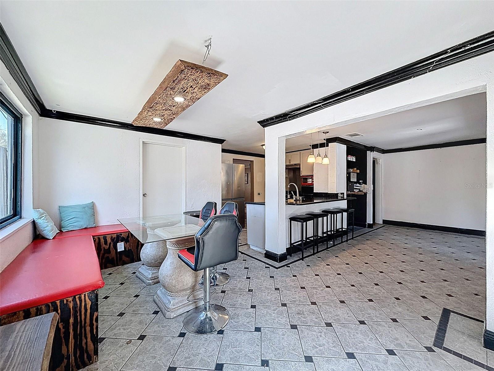 Listing photo id 9 for 2206 Howard Lane