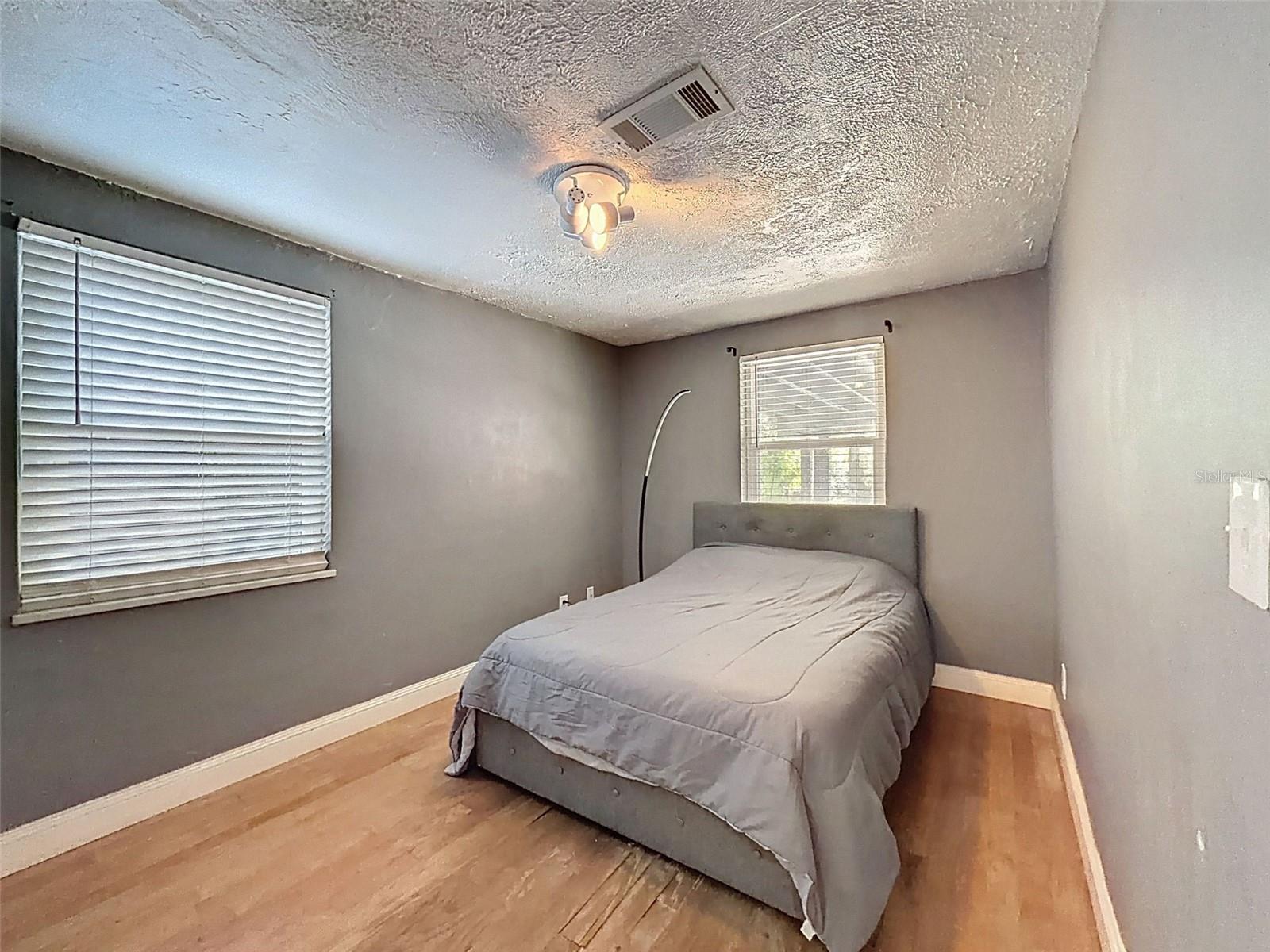 Listing photo id 13 for 2206 Howard Lane