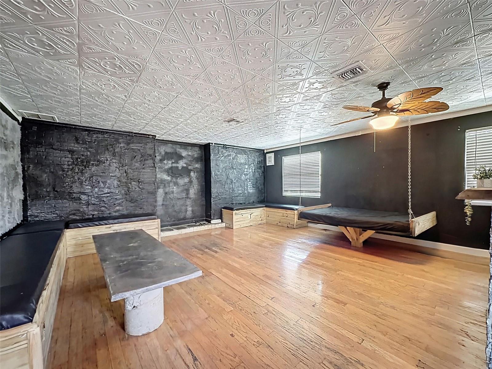 Listing photo id 15 for 2206 Howard Lane