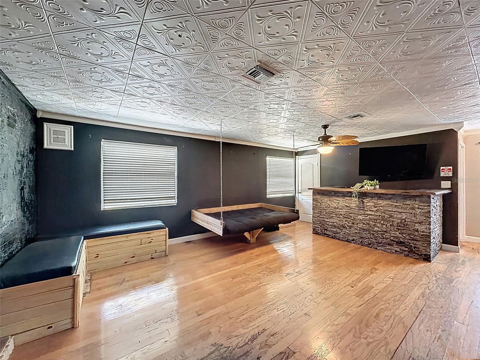 Listing photo id 16 for 2206 Howard Lane