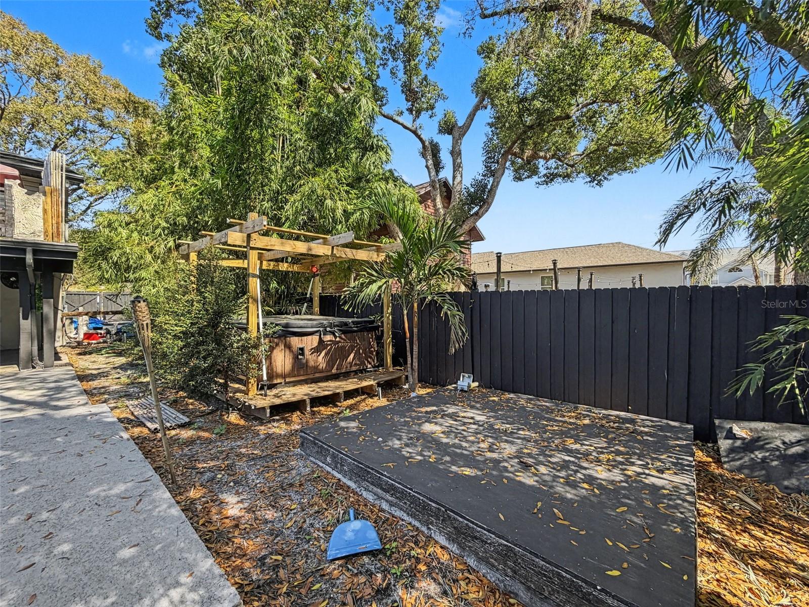 Listing photo id 26 for 2206 Howard Lane