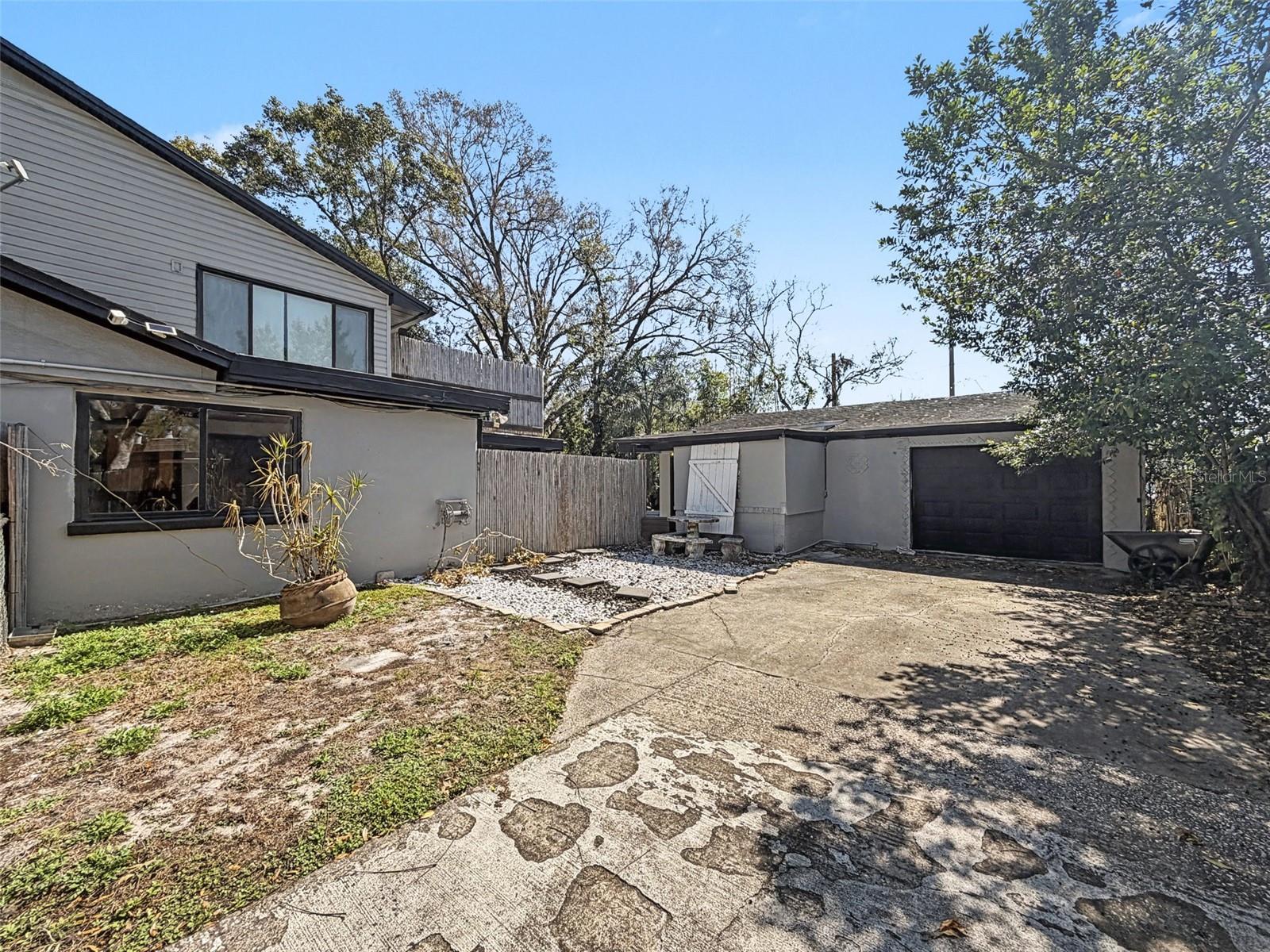 Listing photo id 27 for 2206 Howard Lane