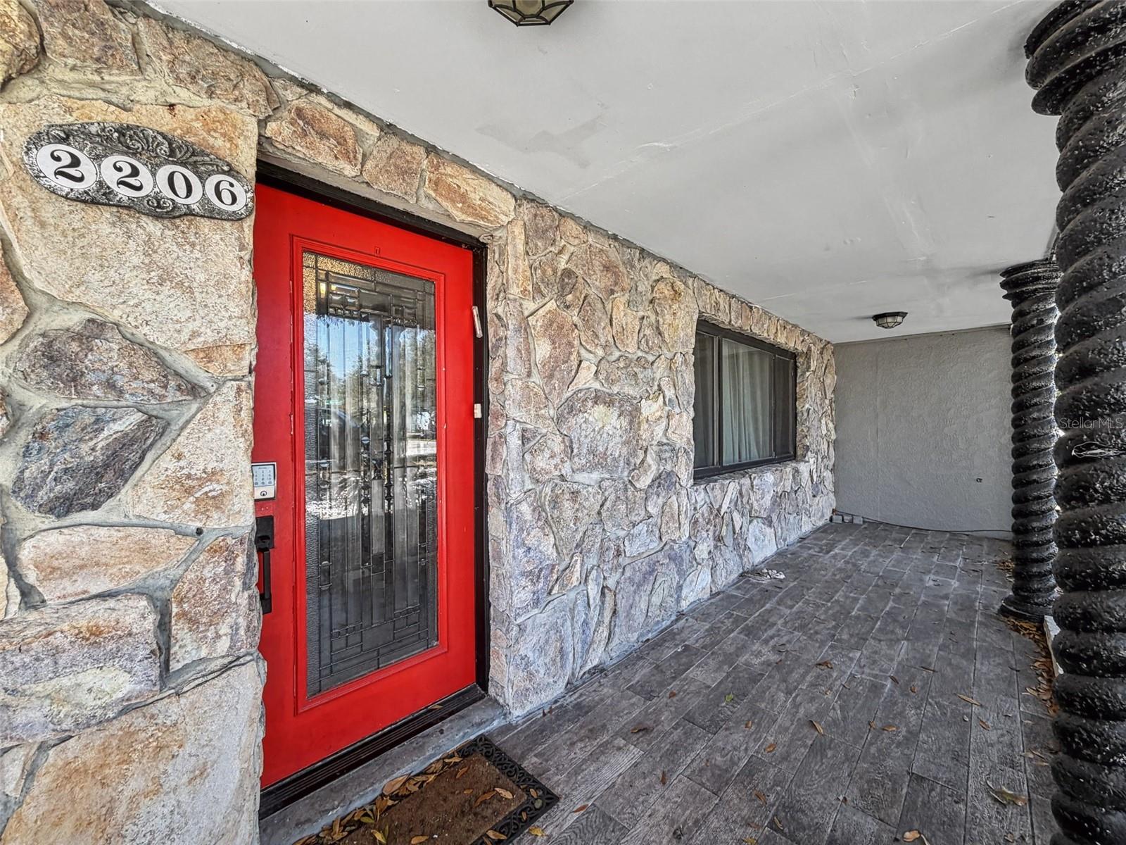 Listing photo id 2 for 2206 Howard Lane