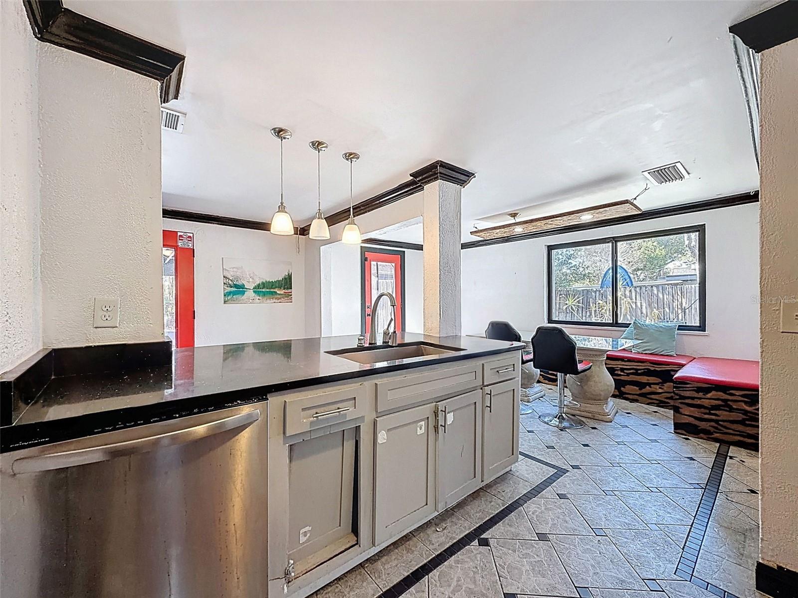 Listing photo id 4 for 2206 Howard Lane