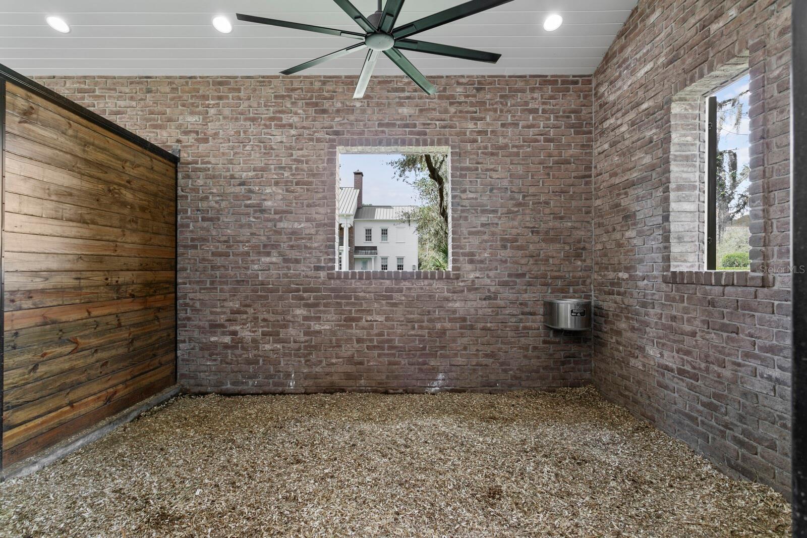 Listing photo id 10 for 10101 Tarpon Springs Road