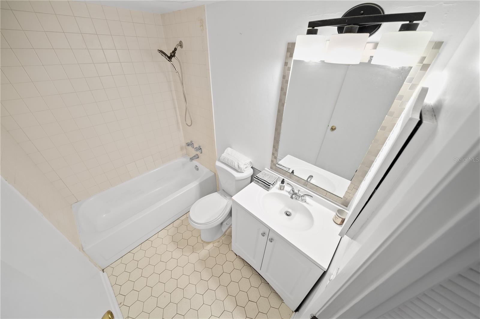 Image 20 of 60 For 201 Laurel Street 701