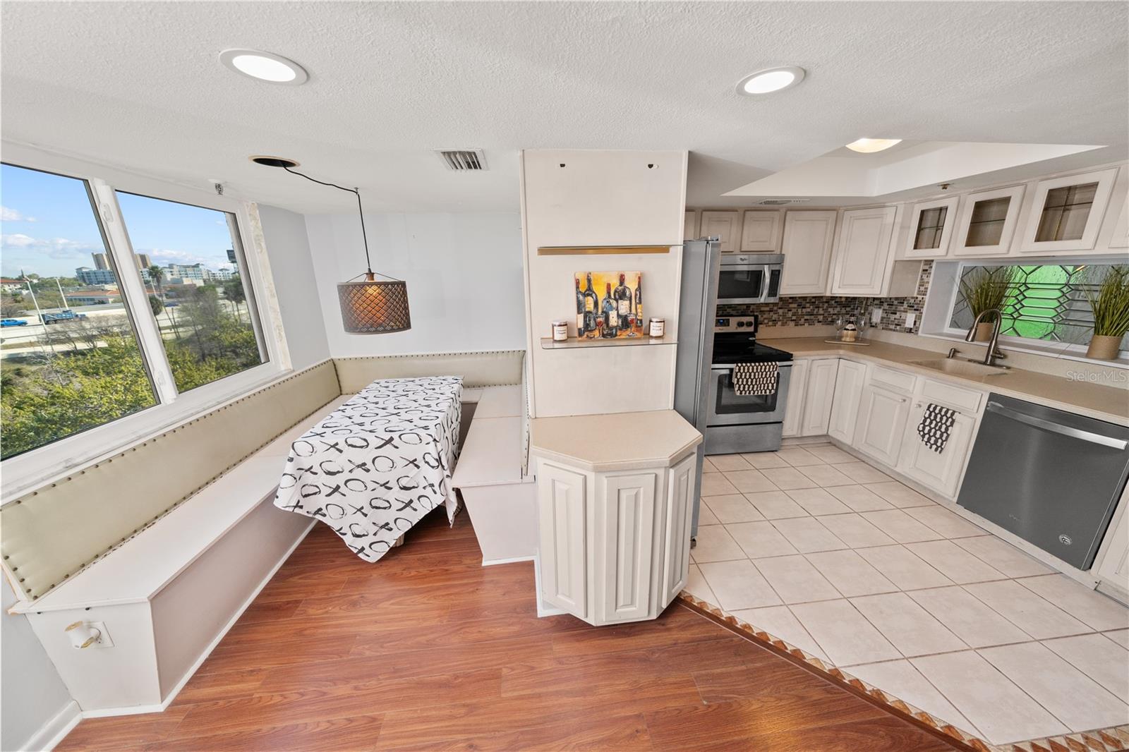 Image 7 of 60 For 201 Laurel Street 701