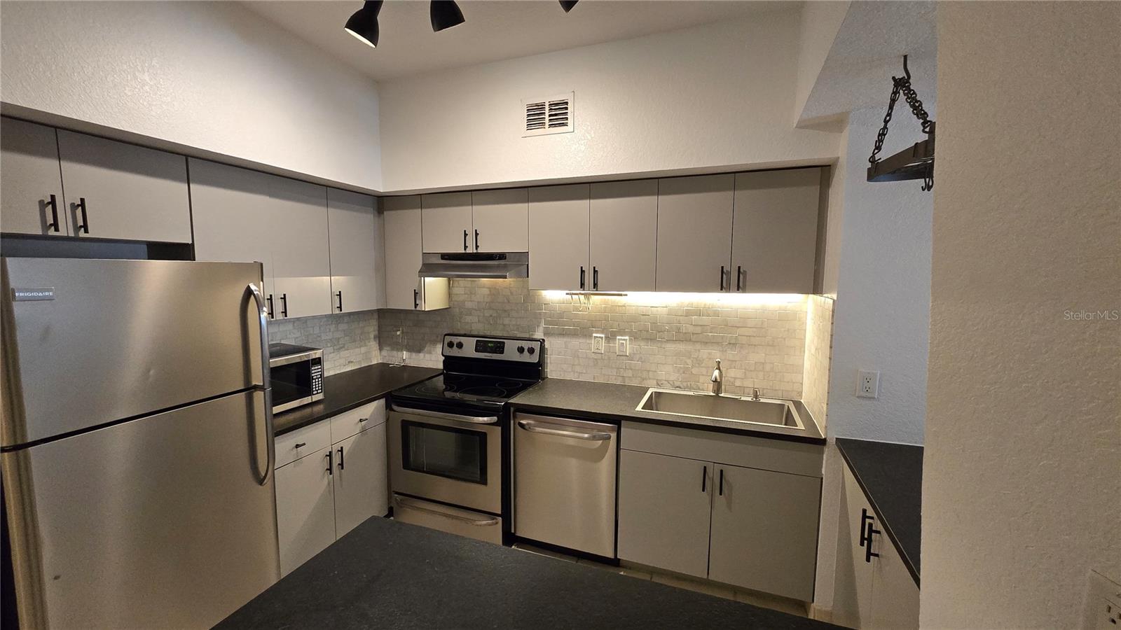 Image 11 of 54 For 520 Armenia Avenue 1238