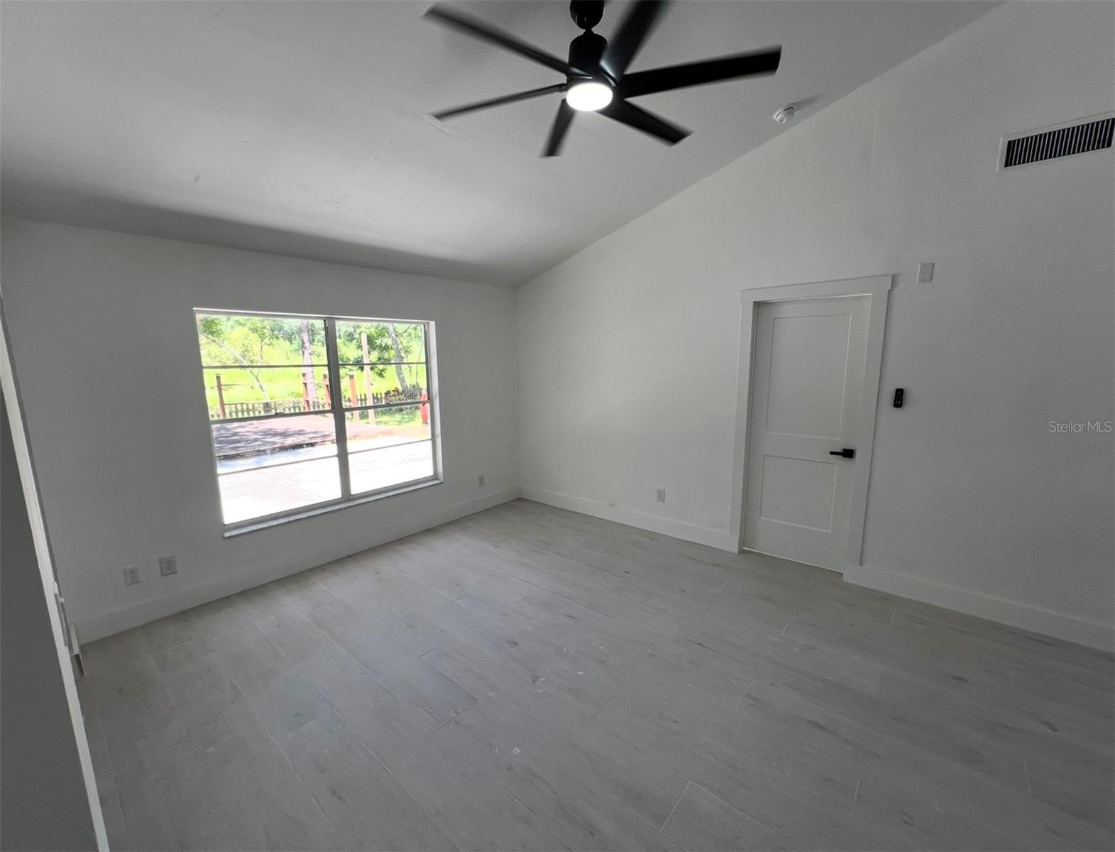 Listing photo id 10 for 12824 Dunhill Drive