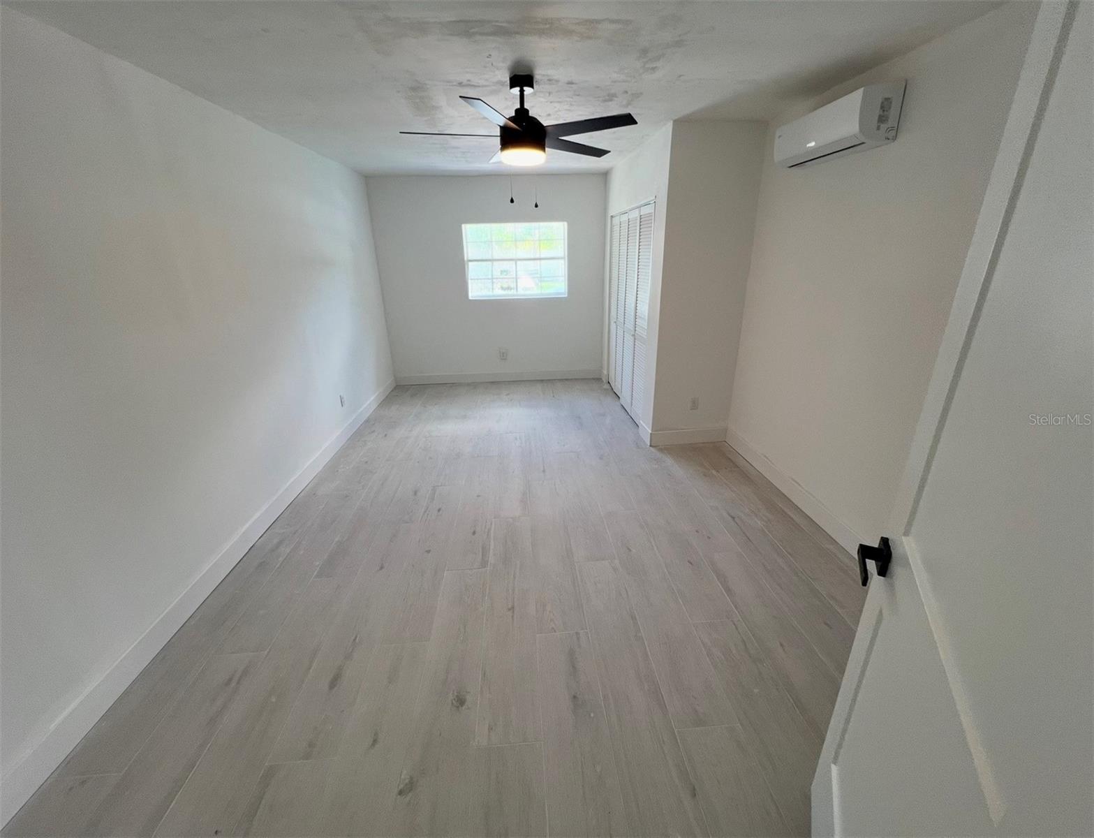 Listing photo id 12 for 12824 Dunhill Drive