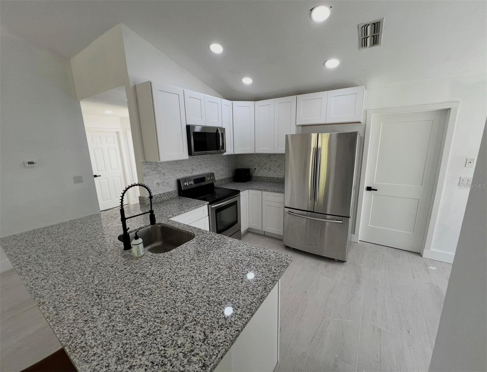 Listing photo id 1 for 12824 Dunhill Drive