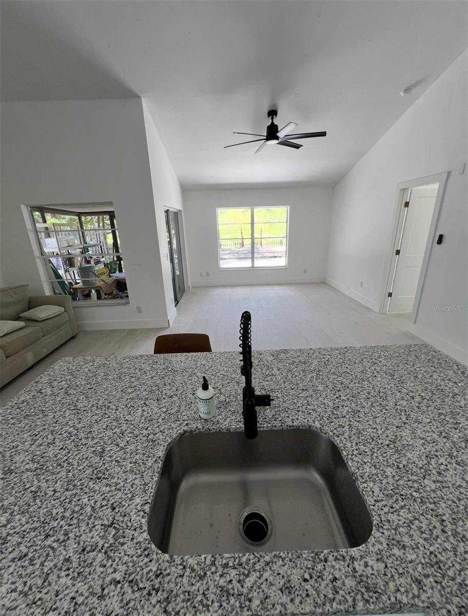 Listing photo id 3 for 12824 Dunhill Drive