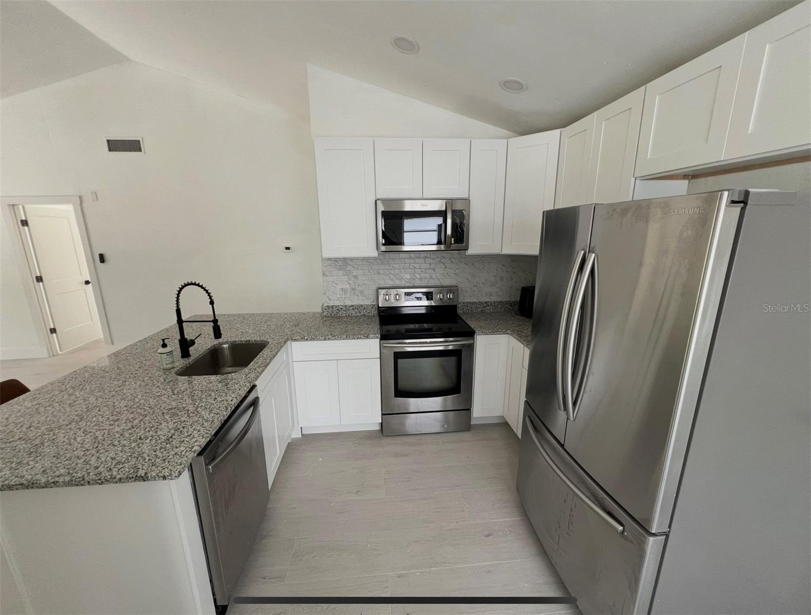 Listing photo id 4 for 12824 Dunhill Drive