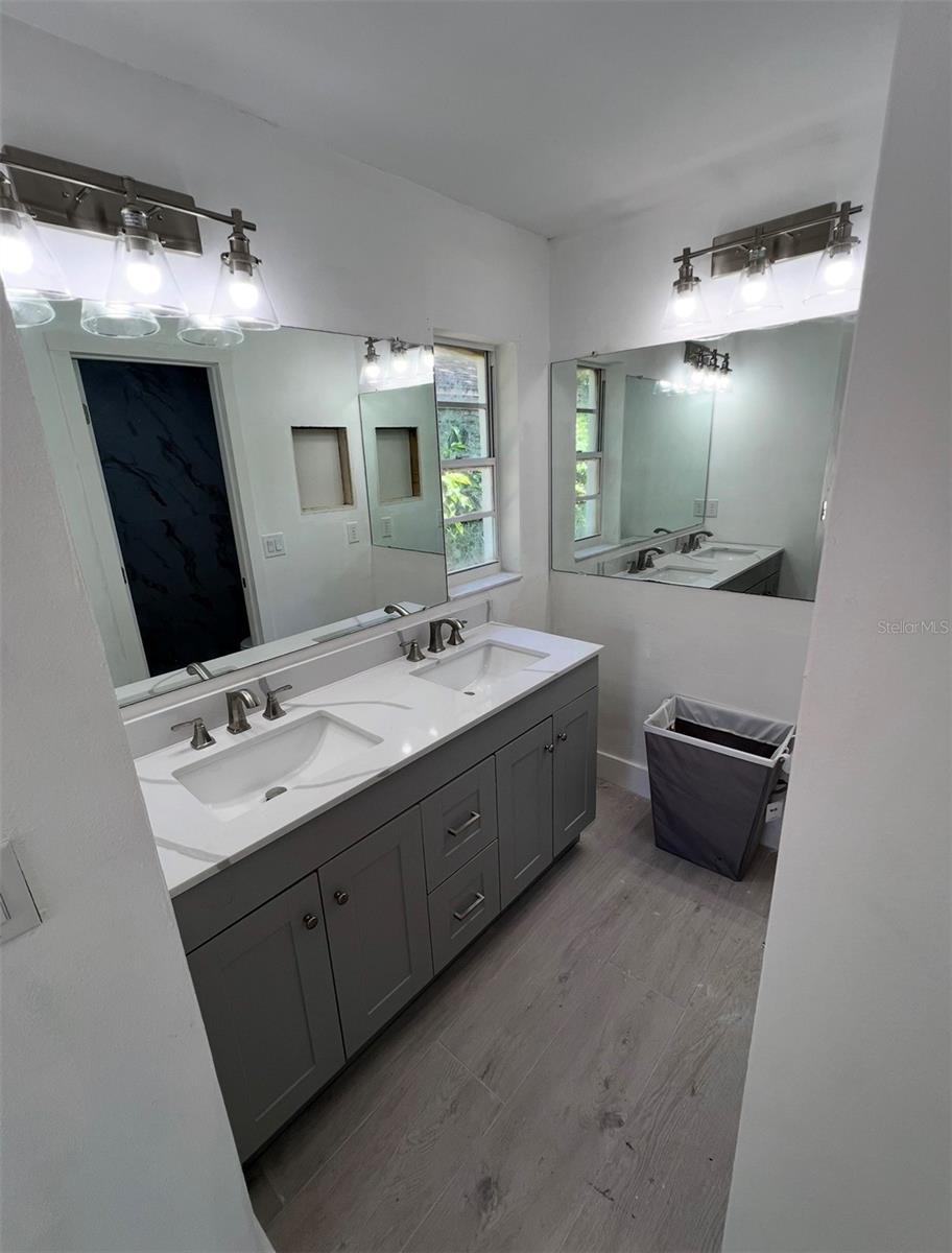 Listing photo id 7 for 12824 Dunhill Drive