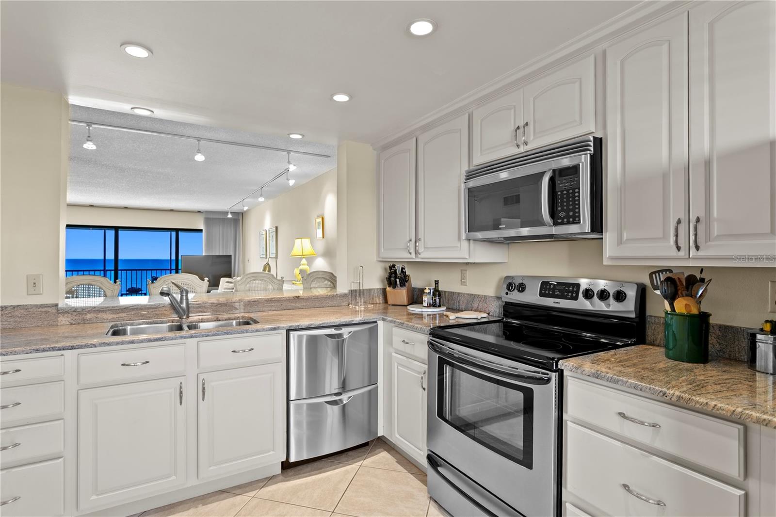 Image 16 of 57 For 14950 Gulf Boulevard 906