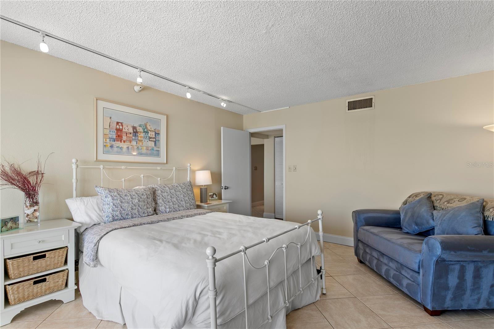 Image 22 of 57 For 14950 Gulf Boulevard 906