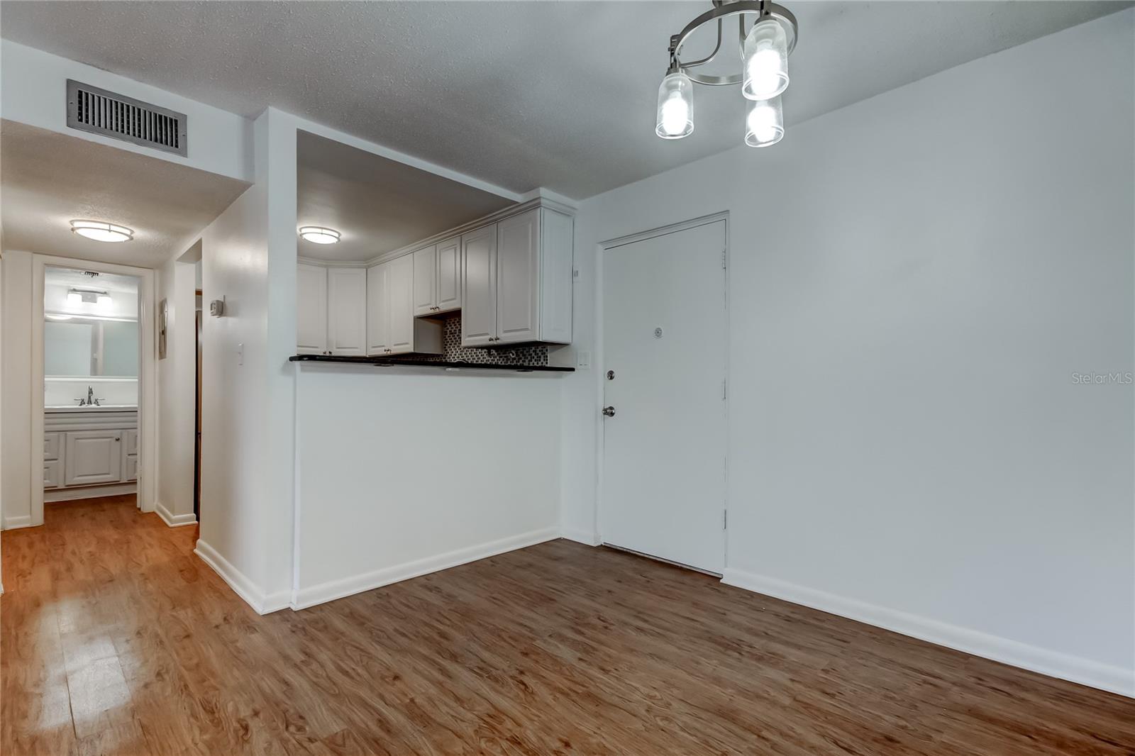 Image 5 of 15 For 2302 S Manhatan Avenue 310