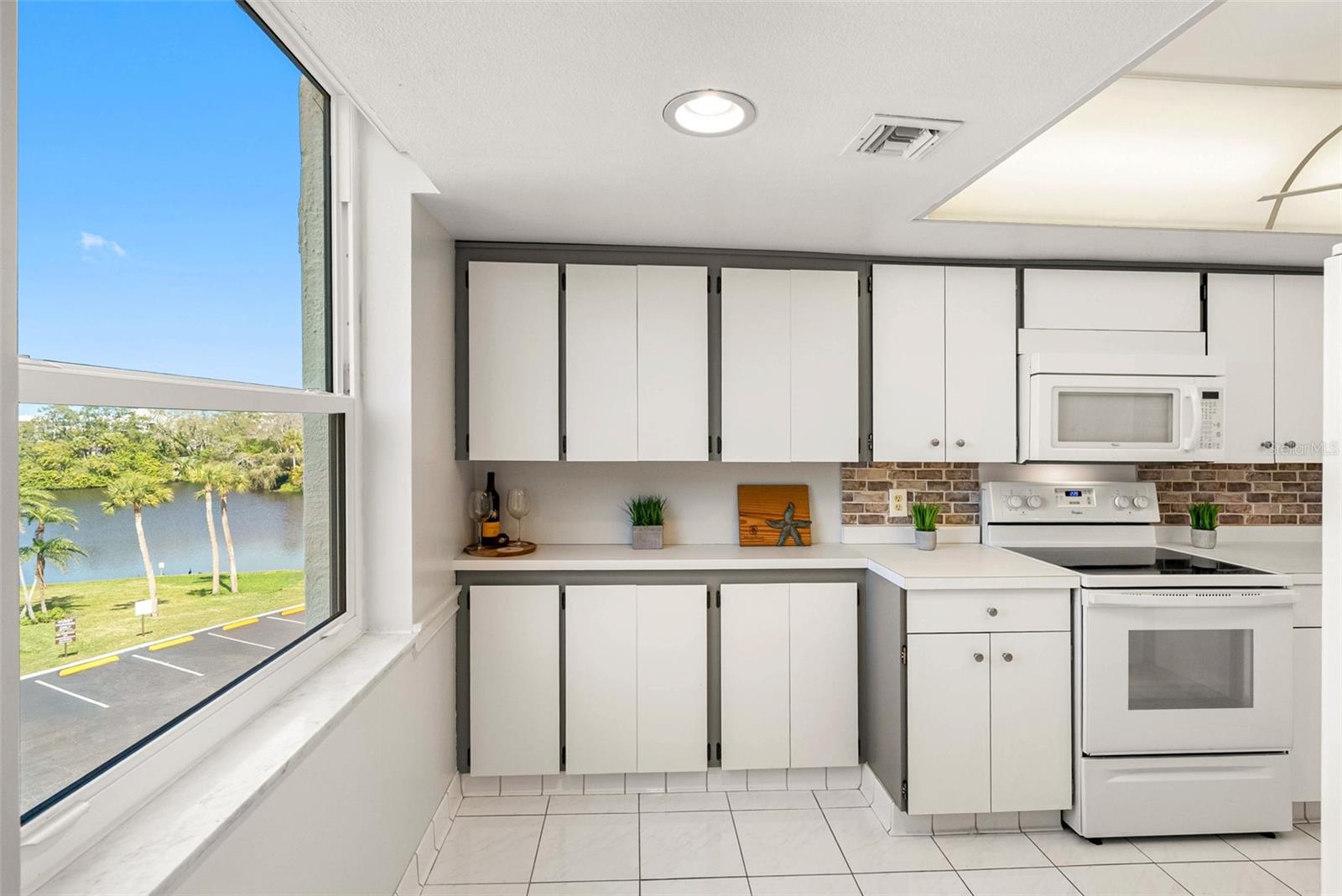 Image 11 of 47 For 220 Belleview Boulevard 310