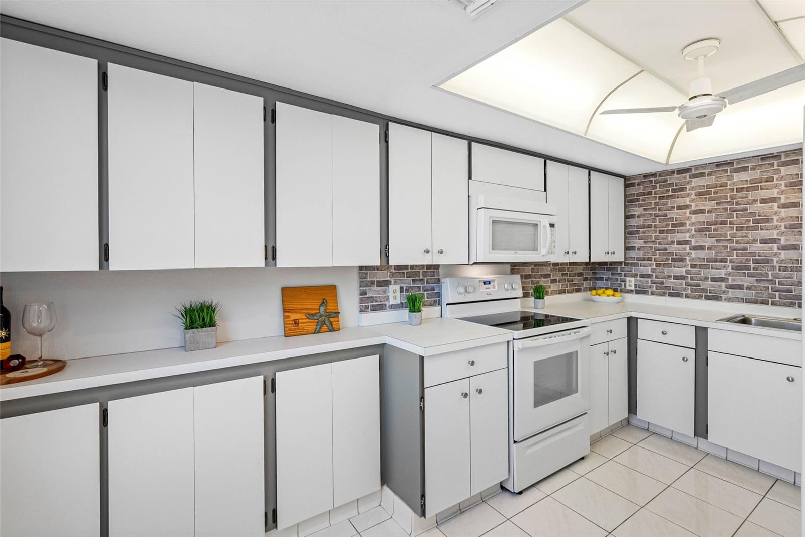 Image 13 of 47 For 220 Belleview Boulevard 310