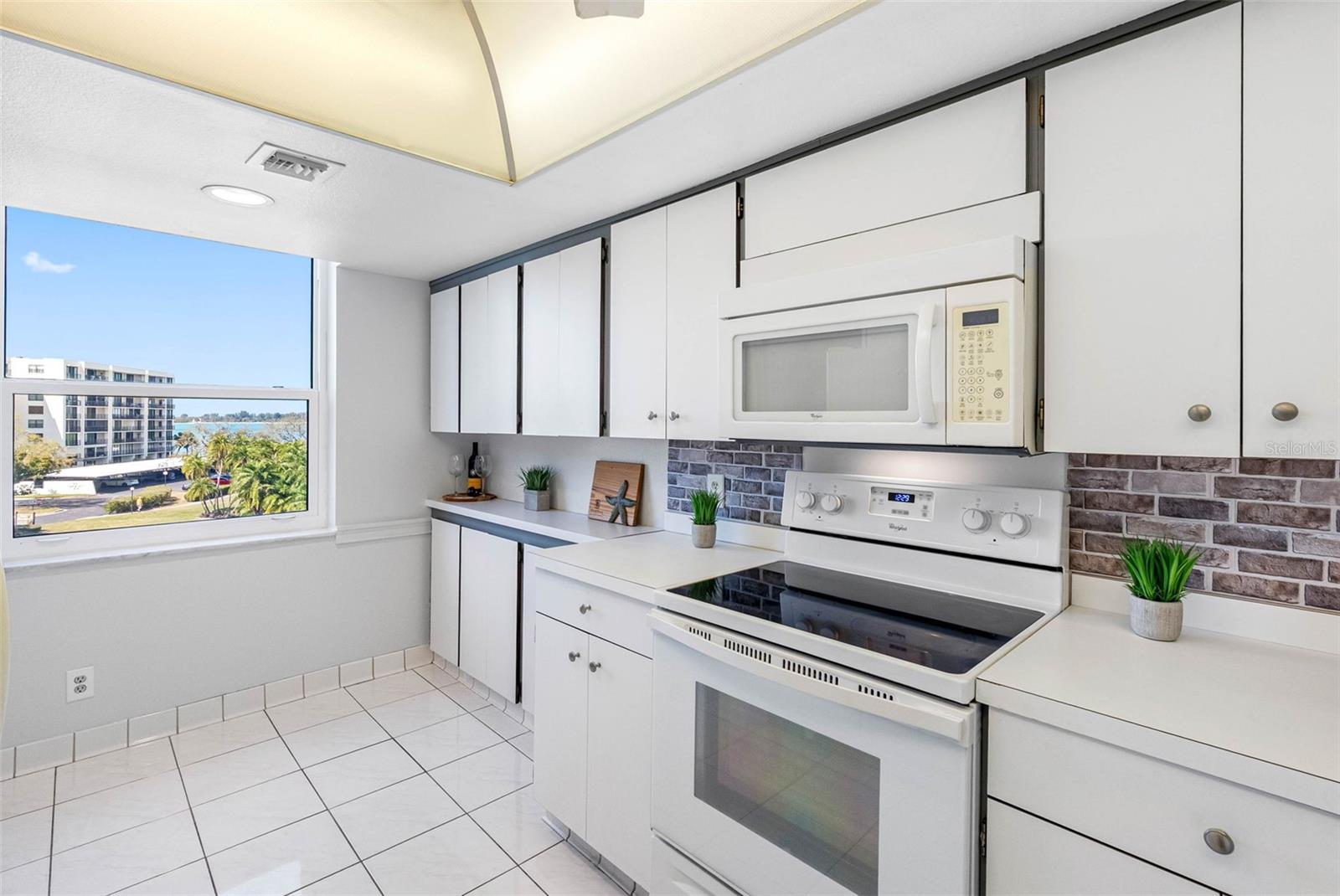 Image 16 of 47 For 220 Belleview Boulevard 310