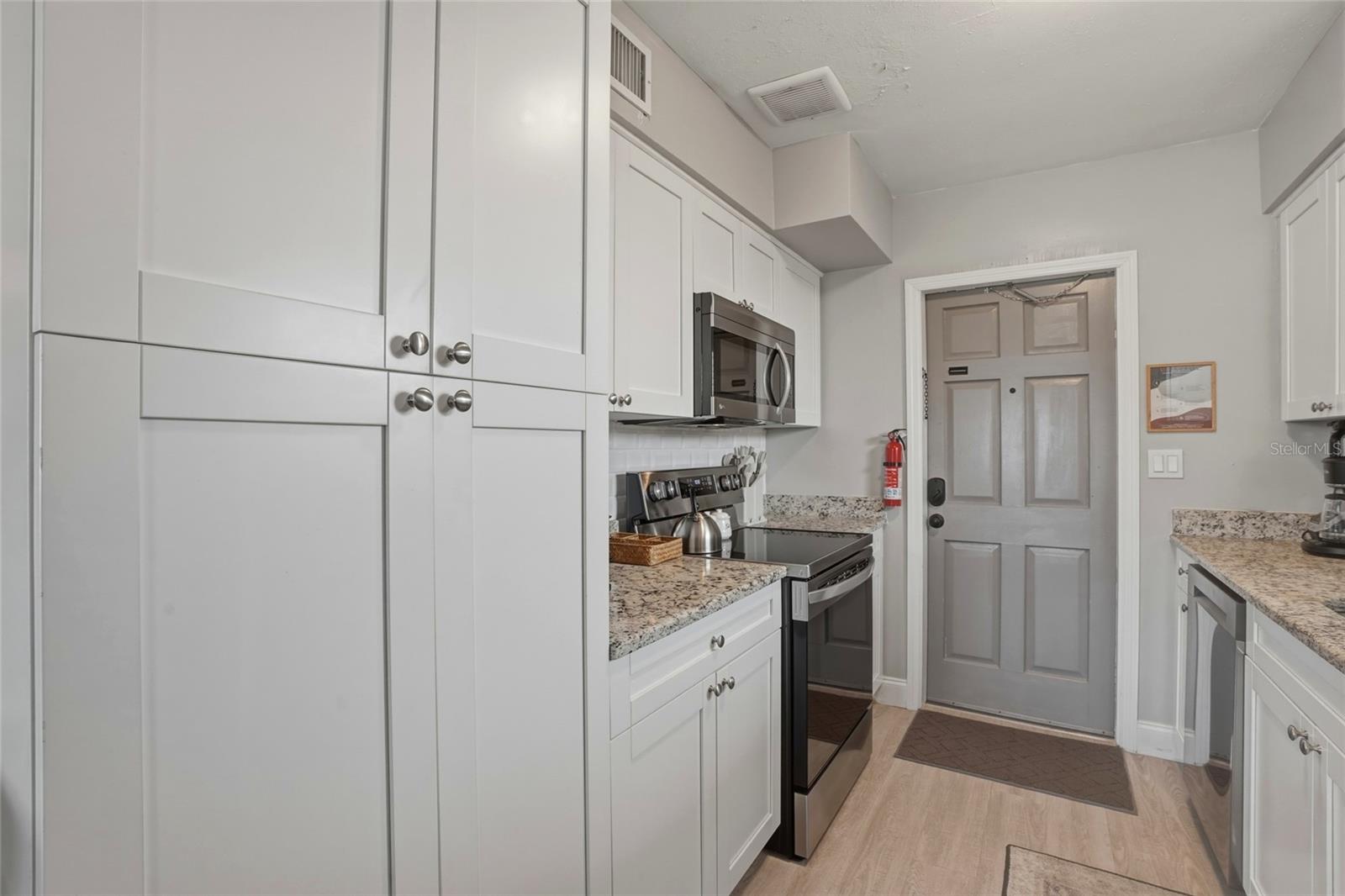 Listing photo id 12 for 2605 Bay Boulevard