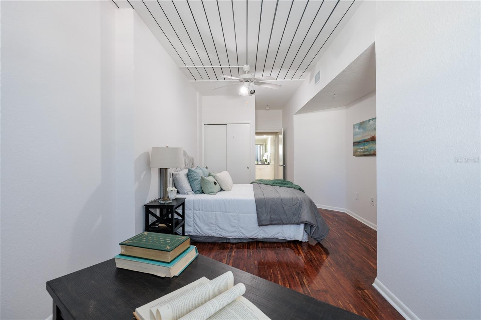 Image 13 of 36 For 2320 Azeele Street 317