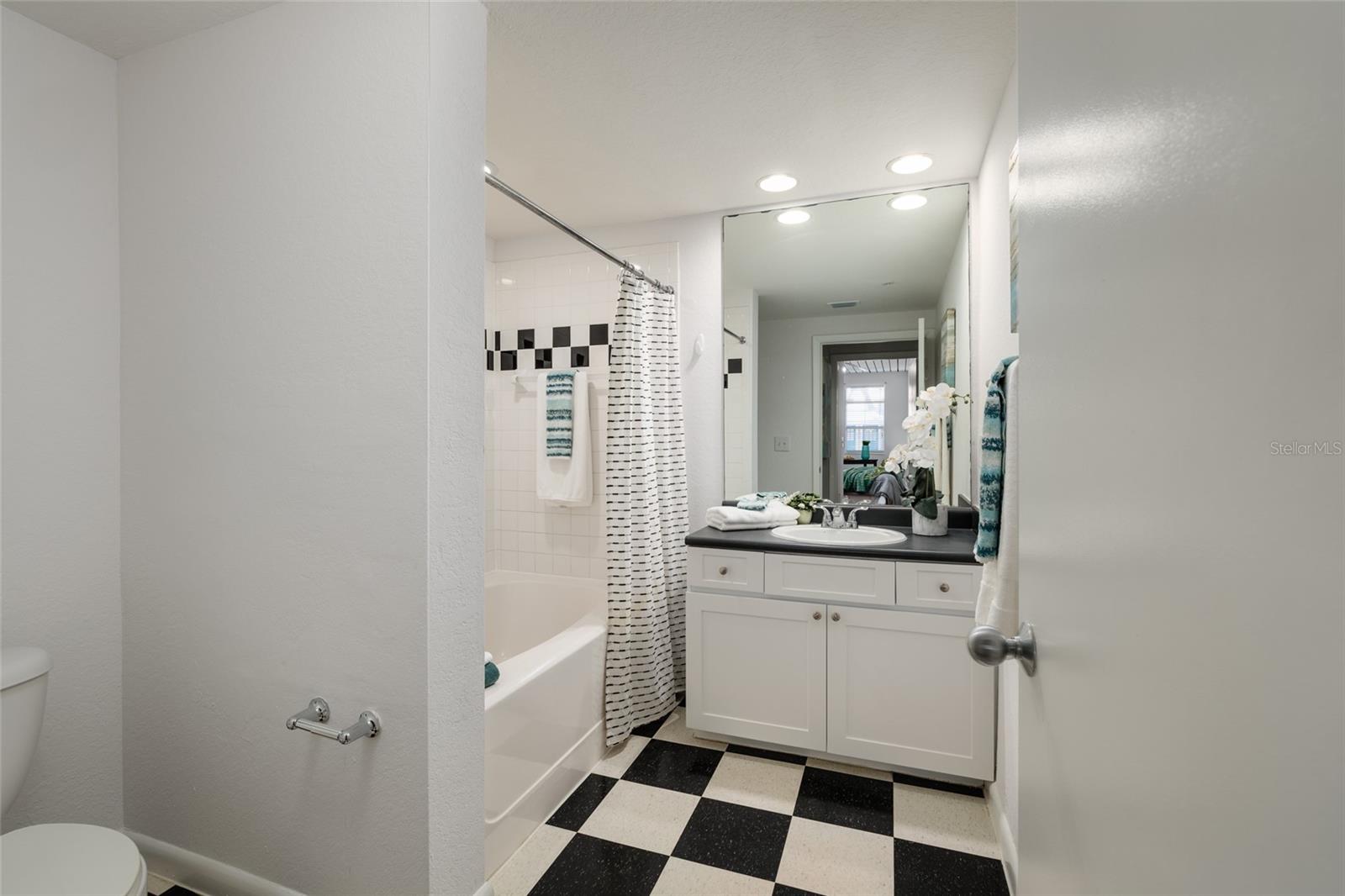 Image 16 of 36 For 2320 Azeele Street 317