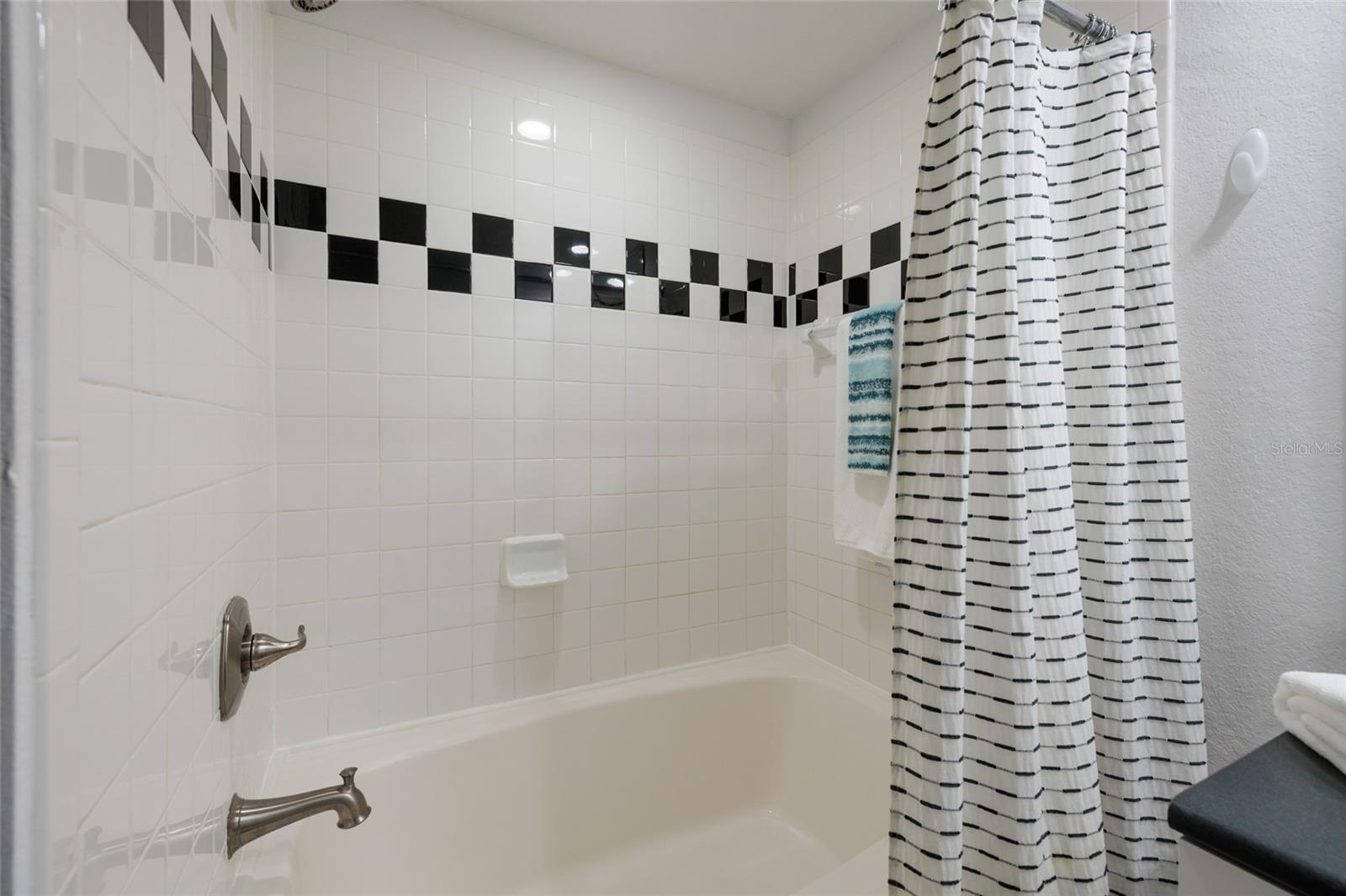 Image 17 of 36 For 2320 Azeele Street 317