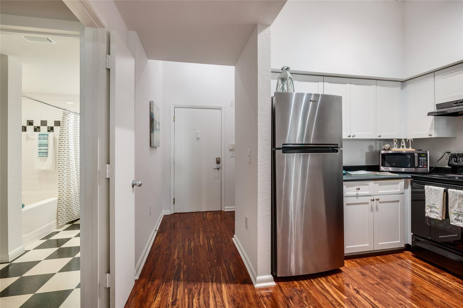 Image 20 of 36 For 2320 Azeele Street 317