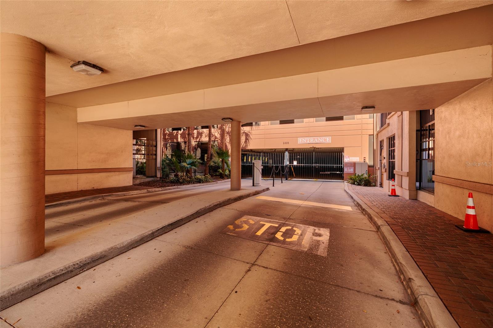 Image 27 of 36 For 2320 Azeele Street 317