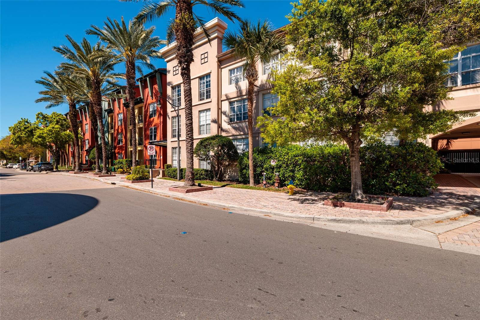 Image 5 of 36 For 2320 Azeele Street 317