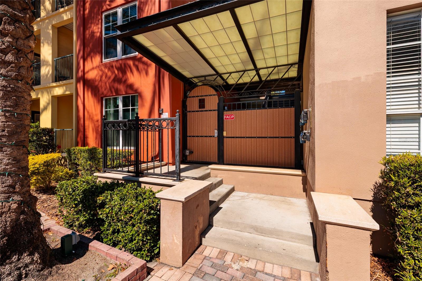 Image 6 of 36 For 2320 Azeele Street 317