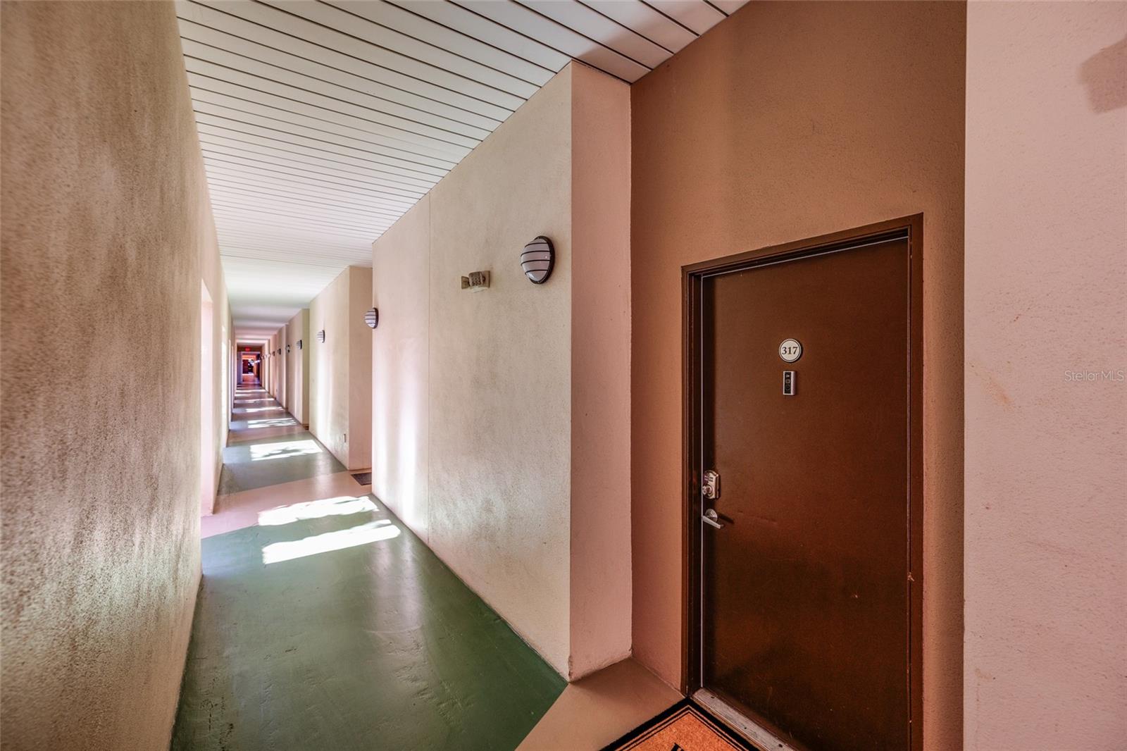 Image 7 of 36 For 2320 Azeele Street 317