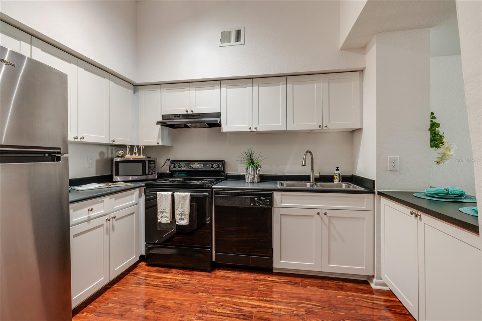 Image 8 of 36 For 2320 Azeele Street 317