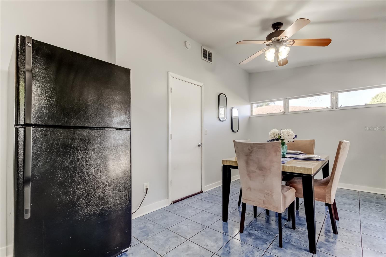 Listing photo id 11 for 1430 Fairmont Street