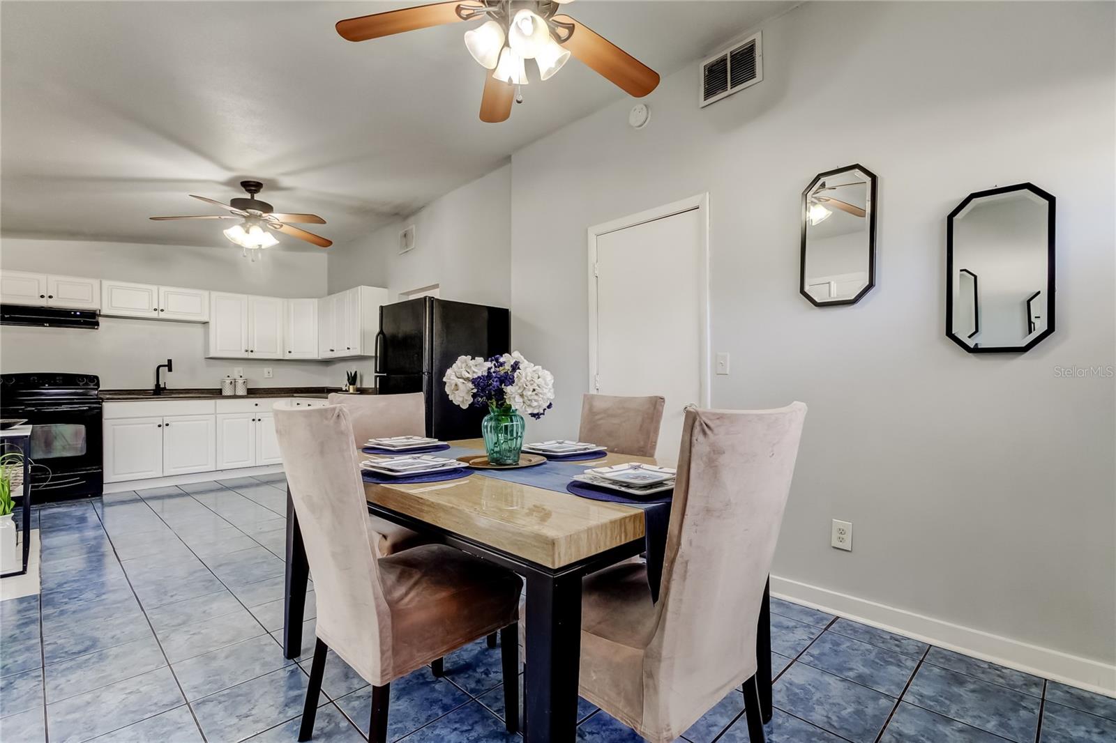 Listing photo id 13 for 1430 Fairmont Street