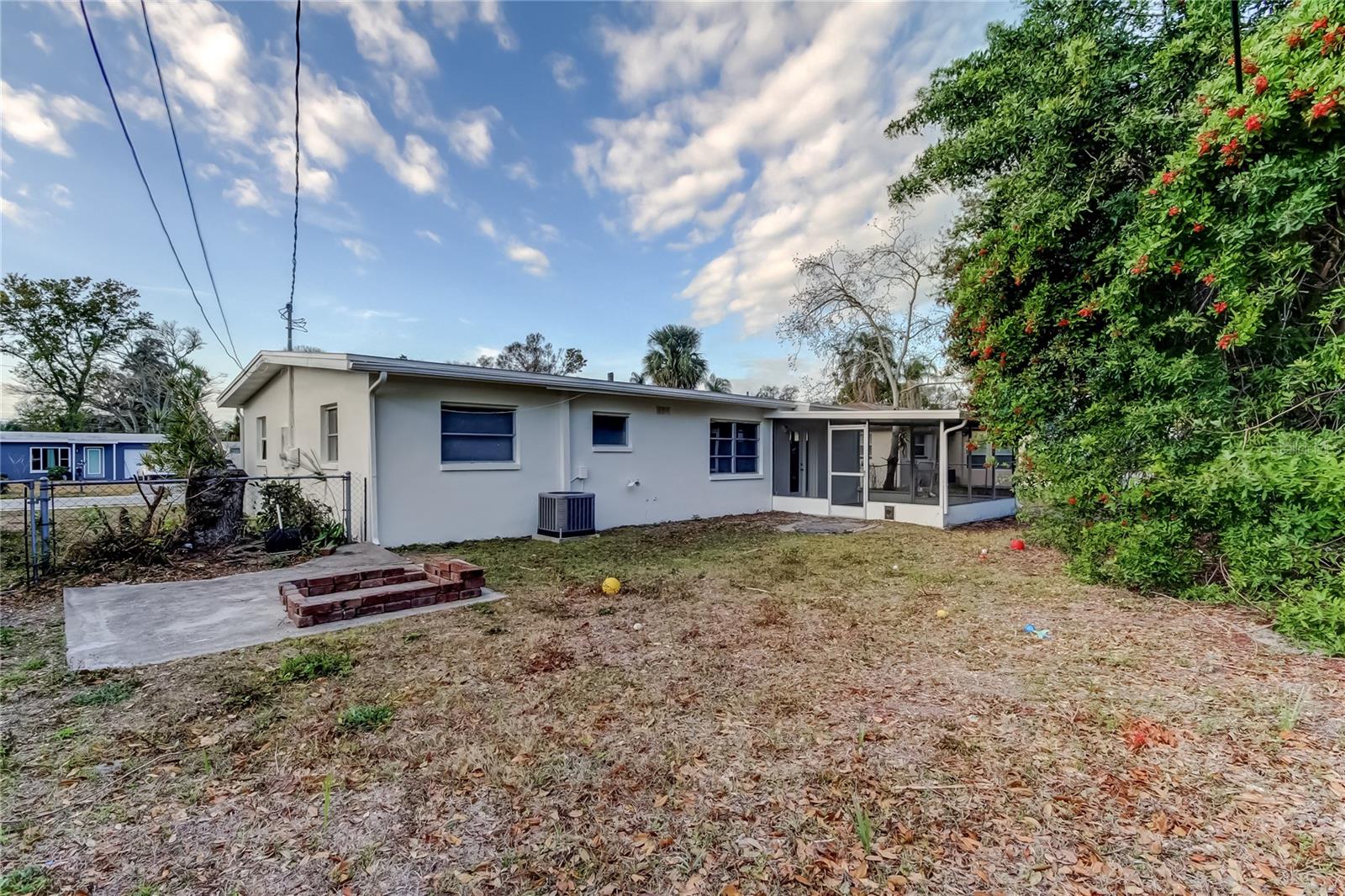 Listing photo id 23 for 1430 Fairmont Street