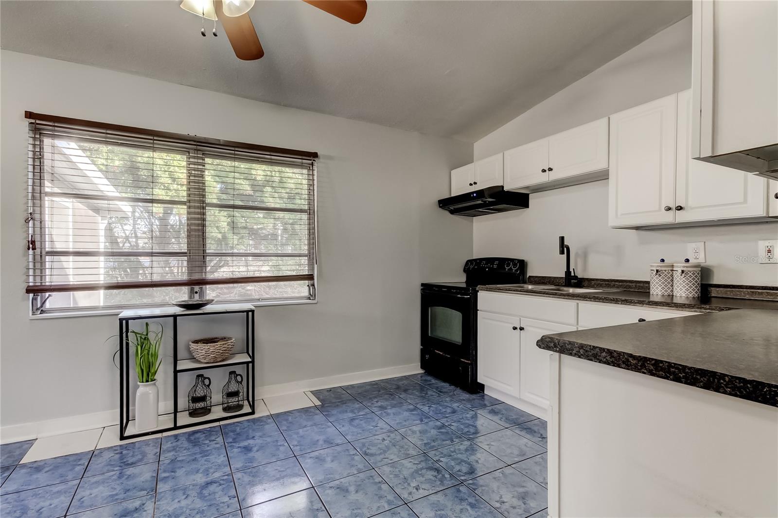 Listing photo id 7 for 1430 Fairmont Street