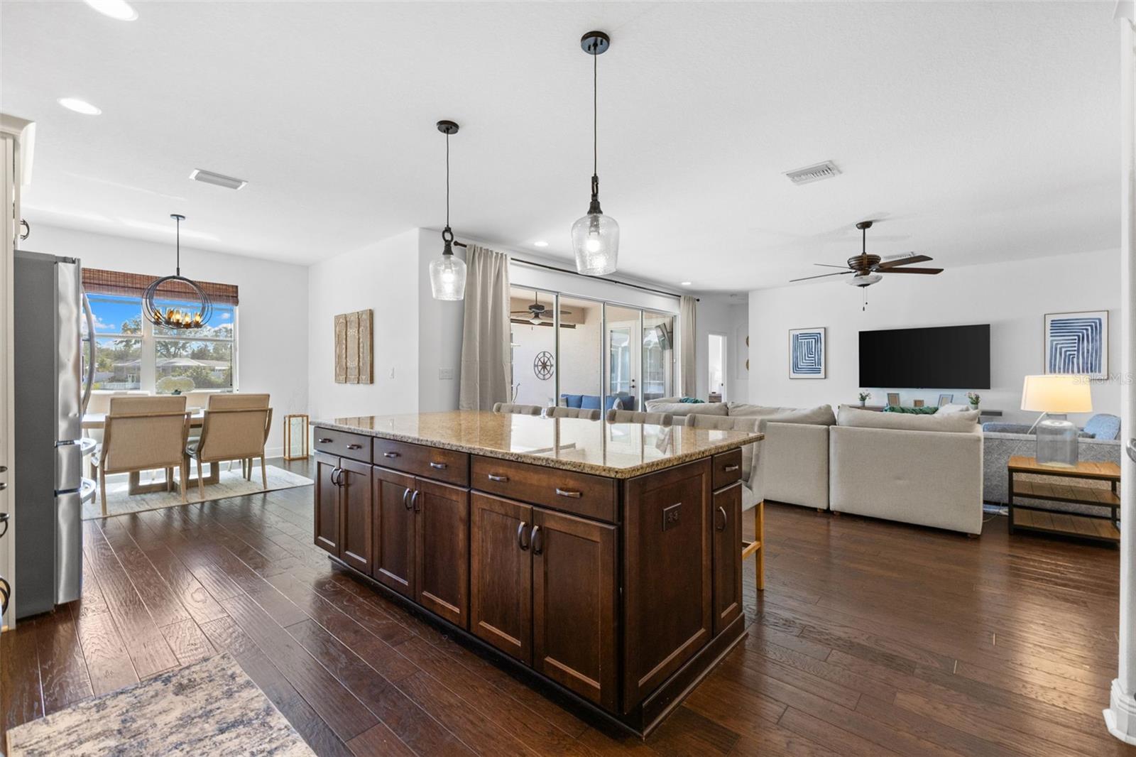 Listing photo id 10 for 10274 Blossom Trail