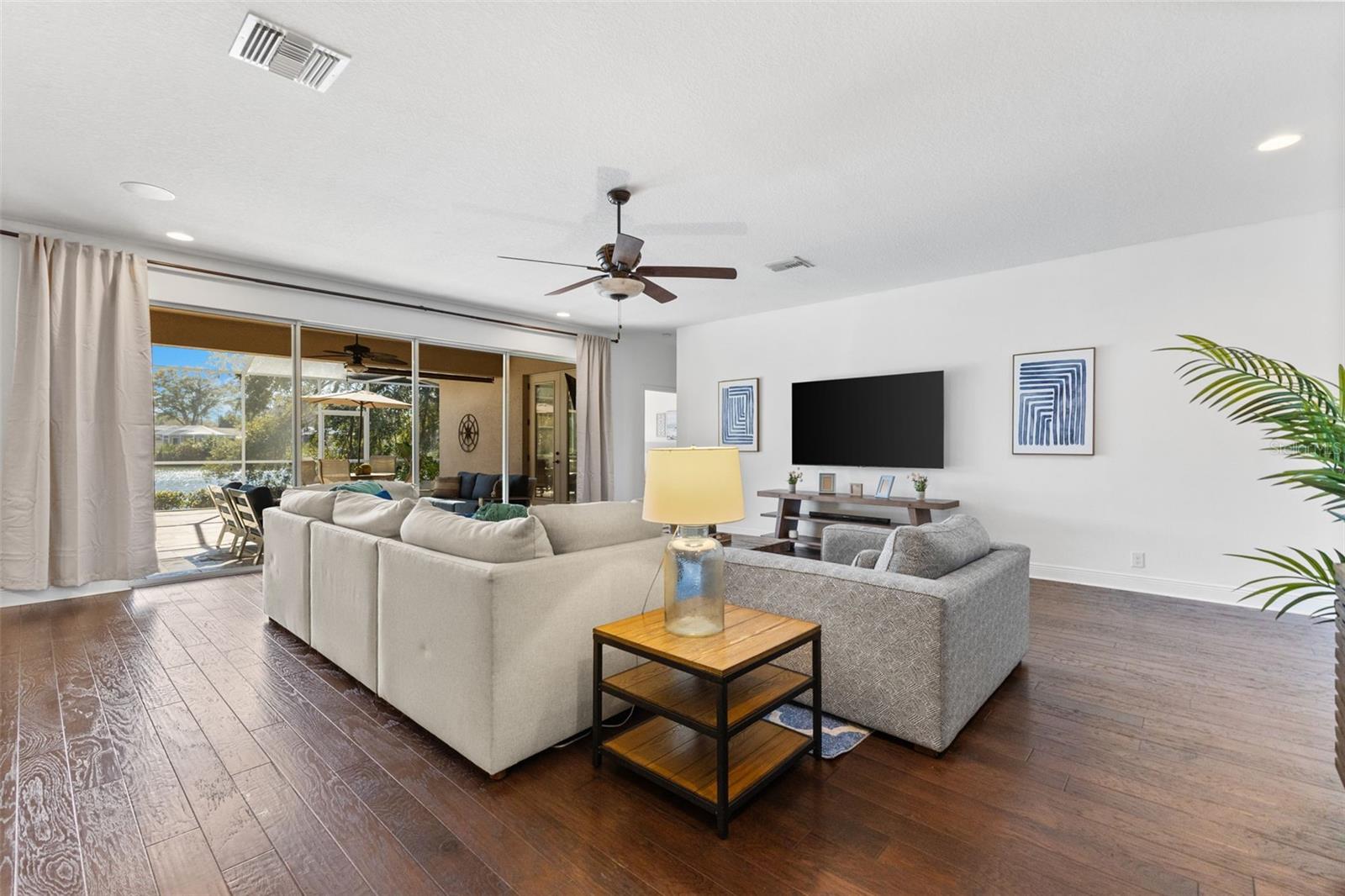 Listing photo id 20 for 10274 Blossom Trail