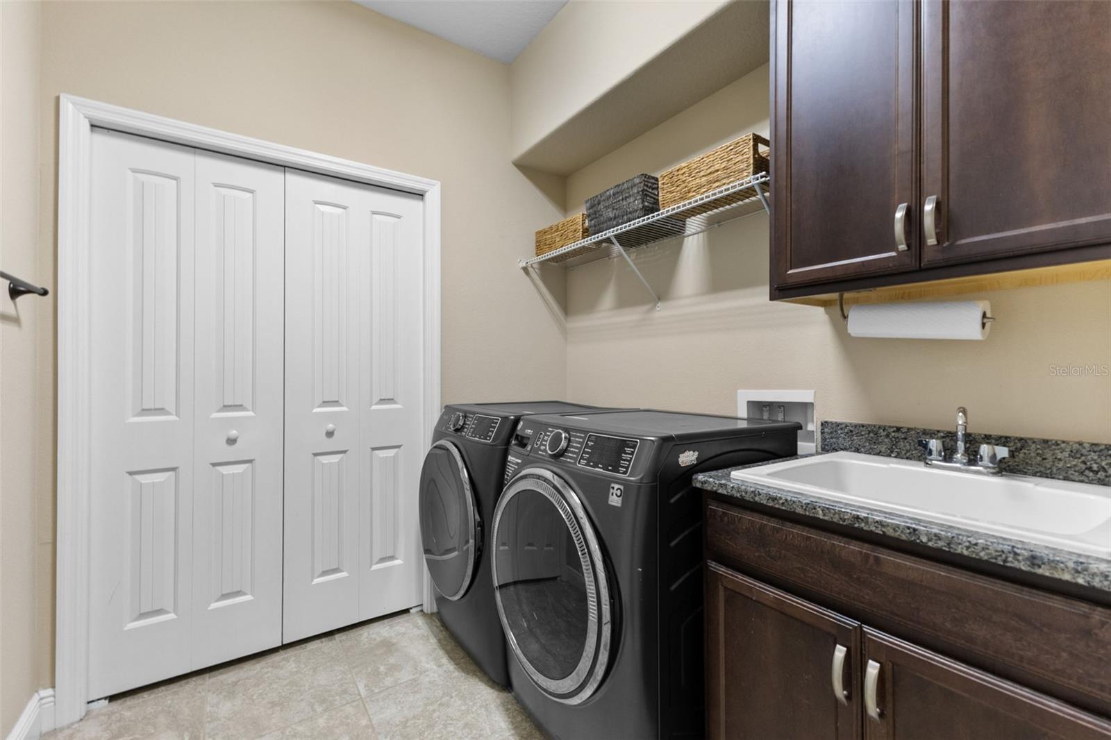 Listing photo id 33 for 10274 Blossom Trail