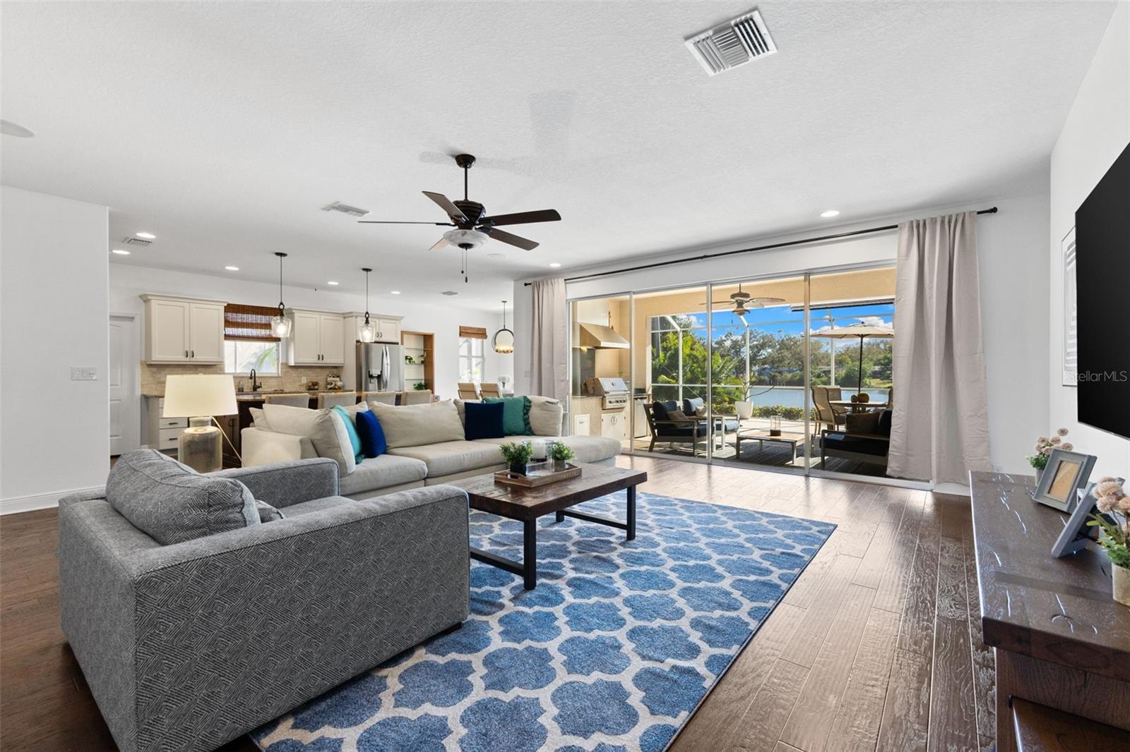 Listing photo id 6 for 10274 Blossom Trail