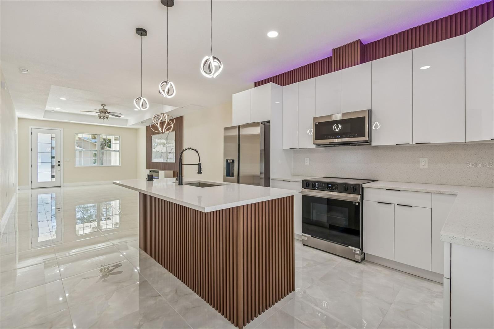 Listing photo id 12 for 706 Lexington Boulevard