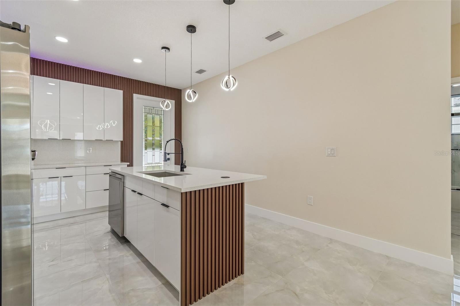 Listing photo id 13 for 706 Lexington Boulevard